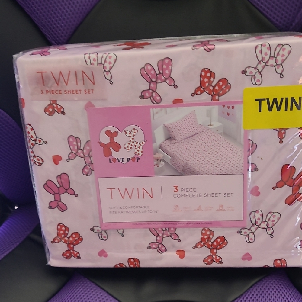 KIDS  loves Pup dog  hearts, pink twin , three pieces sheet set, WWT.